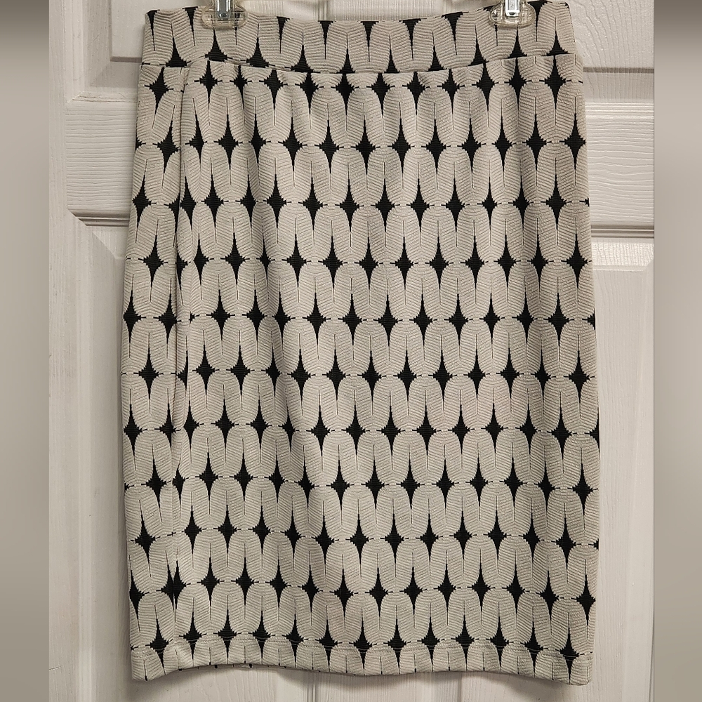 Elegant Black and White Patterned Skirt